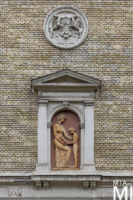 IMG_6217_Alkotmány u. 13_külső_aedicula.jpg