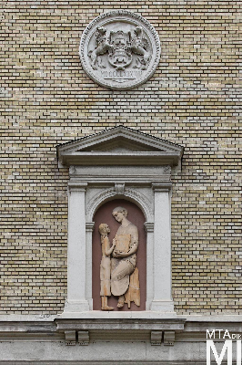 IMG_6224_Alkotmány u. 13_külső_aedicula.jpg