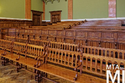 IMG_4267_Alkotmány u. 14_tárgyalóterem.jpg