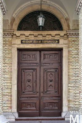 IMG_4675_Alkotmány u. 14_külső_kapu.jpg