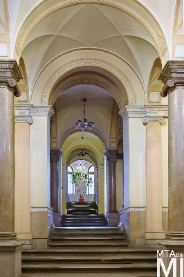 IMG_4020_Alkotmány u. 14_előcsarnok.jpg