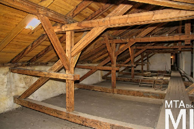 IMG_4349_Alkotmány u. 14_fedélszék.jpg