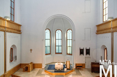 IMG_0006_Alkotmány u. 15 - Hold u. 20_templom belső.jpg