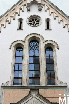 IMG_8511_Alkotmány u. 15 - Hold u. 20_templom külső.jpg