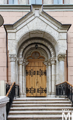 IMG_7086_Alkotmány u. 15 - Hold u. 20_templom külső.jpg