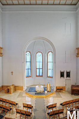 IMG_0017_Alkotmány u. 15 - Hold u. 20_templom belső.jpg