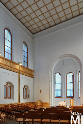 IMG_0020_Alkotmány u. 15 - Hold u. 20_templom belső.jpg