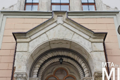 IMG_7085_Alkotmány u. 15 - Hold u. 20_templom külső.jpg