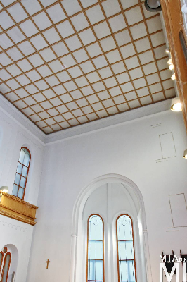 IMG_9987_Alkotmány u. 15 - Hold u. 20_templom belső.jpg