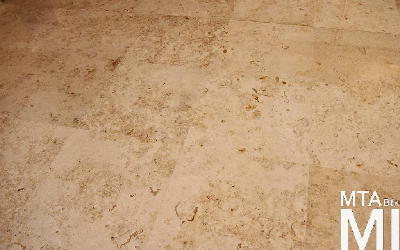 IMG_0002_Alkotmány u. 15 - Hold u. 20_templom belső.jpg