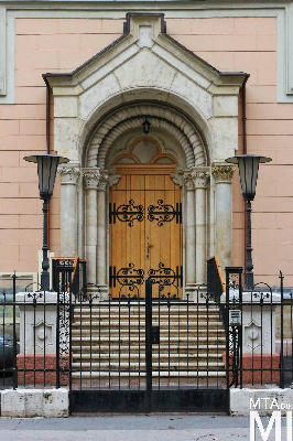 IMG_8514_Alkotmány u. 15 - Hold u. 20_templom külső.jpg