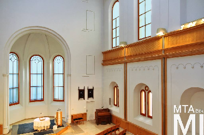 IMG_0012_Alkotmány u. 15 - Hold u. 20_templom belső.jpg