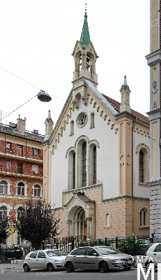 IMG_7080_Alkotmány u. 15 - Hold u. 20_templom külső.jpg