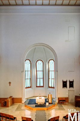 IMG_0004_Alkotmány u. 15 - Hold u. 20_templom belső.jpg