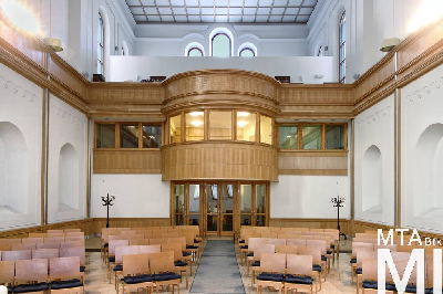 IMG_0022_Alkotmány u. 15 - Hold u. 20_templom belső.jpg