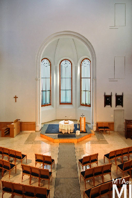 IMG_0003_Alkotmány u. 15 - Hold u. 20_templom belső.jpg