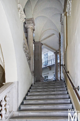 IMG_8789_Alkotmány u. 16_lépcsőház.jpg