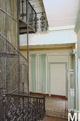 IMG_6306_Alkotmány u. 17 - Hold u. 29_lépcsőház.jpg