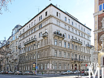 IMG_1719_Alkotmány u. 17 - Hold u. 29_külső.jpg