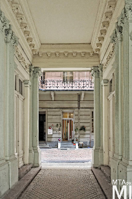 IMG_6292_Alkotmány u. 17 - Hold u. 29_kapualj.jpg