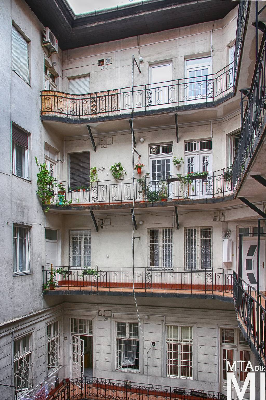 IMG_6313_Alkotmány u. 17 - Hold u. 29_udvar.jpg