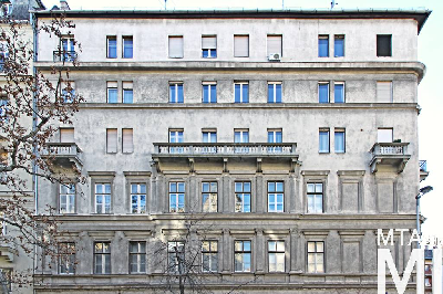 IMG_1721_Alkotmány u. 17 - Hold u. 29_külső.jpg