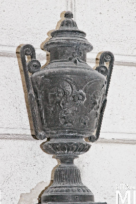 IMG_6329_Alkotmány u. 17 - Hold u. 29_udvar_kút.jpg