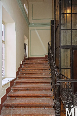 IMG_6298_Alkotmány u. 17 - Hold u. 29_lépcsőház.jpg