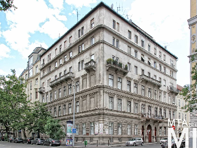 IMG_6268_Alkotmány u. 17 - Hold u. 29_külső.jpg