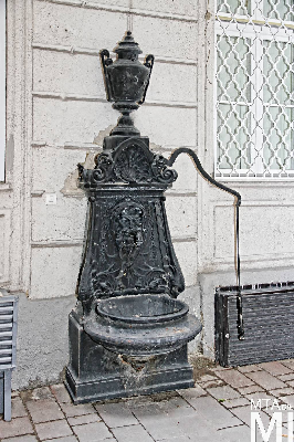 IMG_6328_Alkotmány u. 17 - Hold u. 29_udvar_kút.jpg