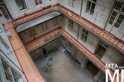 IMG_6315_Alkotmány u. 17 - Hold u. 29_udvar.jpg