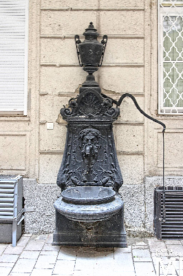 IMG_6326_Alkotmány u. 17 - Hold u. 29_udvar_kút.jpg