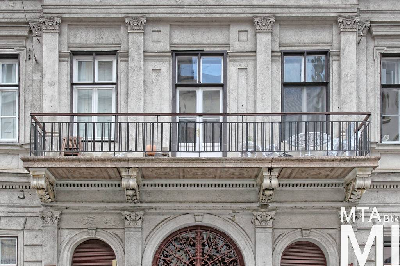 IMG_6272_Alkotmány u. 17 - Hold u. 29_külső.jpg