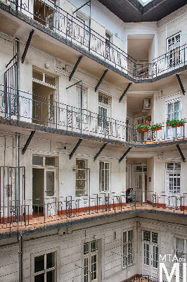 IMG_6316_Alkotmány u. 17 - Hold u. 29_udvar.jpg