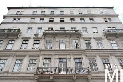 IMG_6270_Alkotmány u. 17 - Hold u. 29_külső.jpg