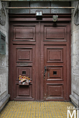 IMG_9042_Alkotmány u. 18_kapu.jpg