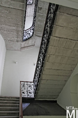 IMG_8977_Alkotmány u. 18_lépcsőház.jpg