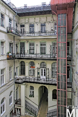 IMG_9011_Alkotmány u. 18_udvar.jpg