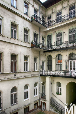 IMG_9022_Alkotmány u. 18_udvar.jpg