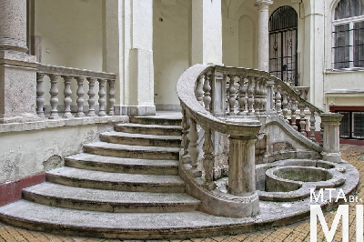 IMG_8936_Alkotmány u. 18_udvar.jpg