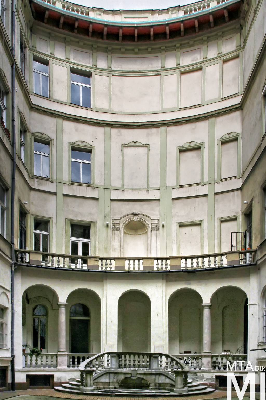 IMG_9037_Alkotmány u. 18_udvar.jpg