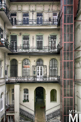 IMG_9019_Alkotmány u. 18_udvar.jpg