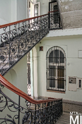 IMG_8992_Alkotmány u. 18_lépcsőház.jpg