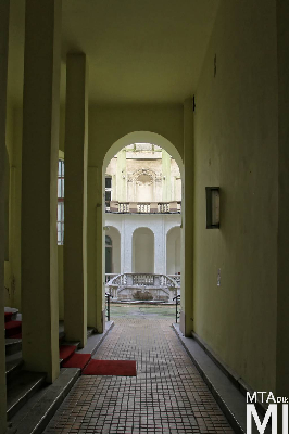 IMG_8950_Alkotmány u. 18_udvar.jpg