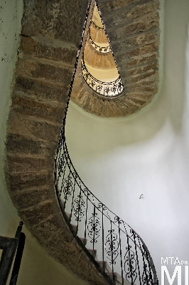 IMG_8999_Alkotmány u. 18_lépcsőház.jpg