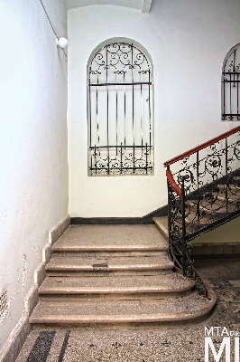 IMG_8965_Alkotmány u. 18_lépcsőház.jpg