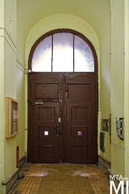 IMG_9027_Alkotmány u. 18_kapualj.jpg