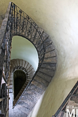 IMG_9009_Alkotmány u. 18_lépcsőház.jpg