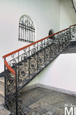 IMG_8964_Alkotmány u. 18_lépcsőház.jpg