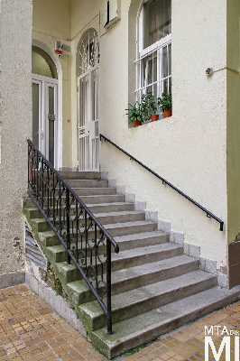 IMG_8937_Alkotmány u. 18_udvar.jpg